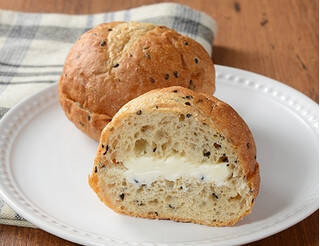 今週新発売のフランスパンまとめ！『黒ごまとクリームチーズのふわもちフランスサンド』、『ベーコンポテトフランス』など♪