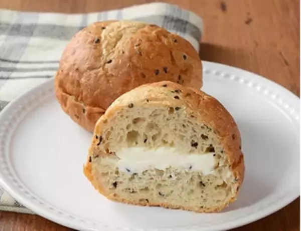 「今週新発売のフランスパンまとめ！『黒ごまとクリームチーズのふわもちフランスサンド』、『ベーコンポテトフランス』など♪」の画像