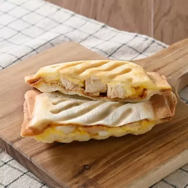 「今週新発売のたまご味まとめ！『ハムたまごデニッシュ』、『ホットサンド　２個入テリヤキチキンたまご』など♪」の画像