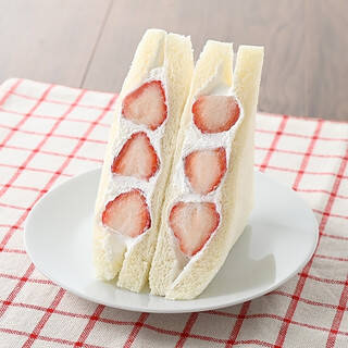 今週新発売のファミマパンまとめ！『もちっと濃厚ミルクパンケーキ』、『生スコーン６個入　カフェラテ』など♪