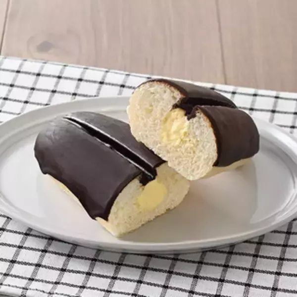 「今週新発売のファミマパンまとめ！『ダブルチョコサンド』、『生フランスフレンチトースト　はちみつ』など♪」の画像