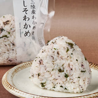 今週新発売のファミマおにぎりまとめ！『ＳＰＡＭ　むすび　スクランブル明太子』、『しそわかめおむすび　三陸産わかめ使用』など♪