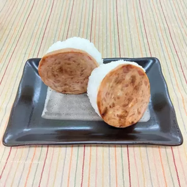 「今週新発売のファミマおにぎりまとめ！『ＳＰＡＭ　むすび　スクランブル明太子』、『しそわかめおむすび　三陸産わかめ使用』など♪」の画像