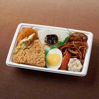 今週新発売のファミマお弁当まとめ！『あったかスープごはん　参鶏湯』、『厚切りハムカツ＆甘辛鶏から揚げ弁当』など♪