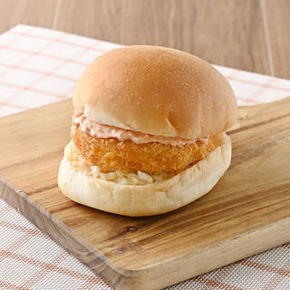 今週新発売のファミマパンまとめ！『ダブルホイップメロンパン』、『大きなサンドイッチ　たまごづくし』など♪