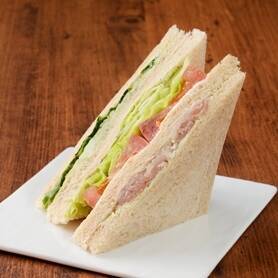 今週新発売のトマト料理まとめ！『トマトと彩り野菜のサンド』、『緑黄色野菜がとれる鶏のトマト煮』など♪