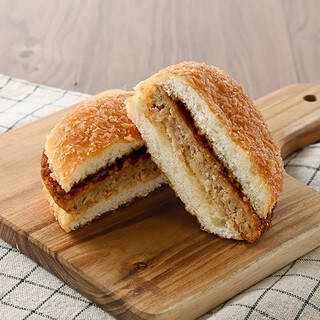 今週新発売のボリュームのある食べものまとめ！『もれそうなメガクリームパン』、『スパイシーチリトマト　ポテト＆ソーセージ』など♪