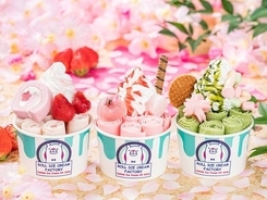 「ロールアイスクリームファクトリー」に人気フレーバーと桜を合わせた3品！ストロベリー・バニラ・抹茶♪