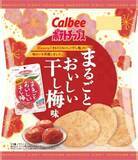 「カルビーとカンロが期間限定コラボ！「ポテトチップス まるごとおいしい干し梅味」コンビニ限定発売」の画像1