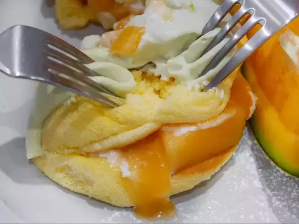 「【実食レポ】メロン好きにはたまらない♡フリッパーズ新作《夕張メロンパンケーキ》」の画像