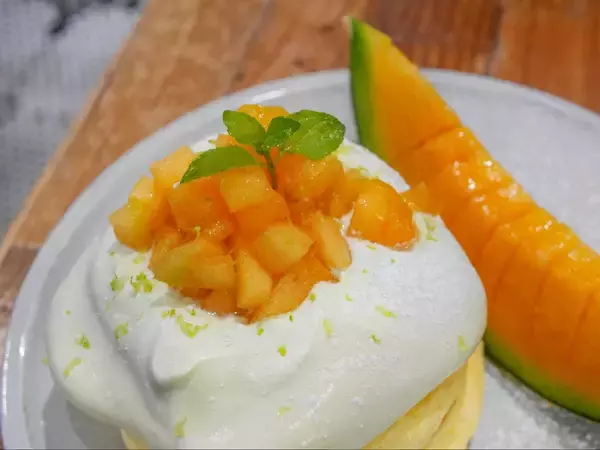 「【実食レポ】メロン好きにはたまらない♡フリッパーズ新作《夕張メロンパンケーキ》」の画像