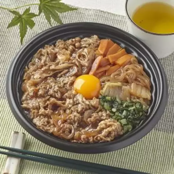 「ファミマ今週の新商品！甘辛な牛すき丼や濃厚なチーズタルトが登場☆」の画像