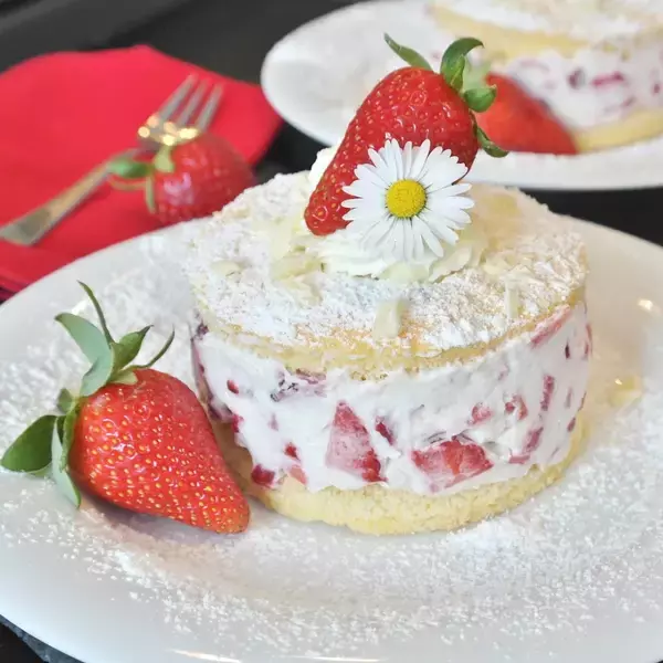 「ショートケーキで花嫁の頭を叩く文化があった！？」の画像