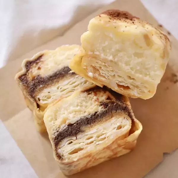 「＼ローソンスイーツを食レポ♪／ミルフィーユとクレープとティラミスがひとつに！？ローソンの欲張りすぎるミループ！」の画像