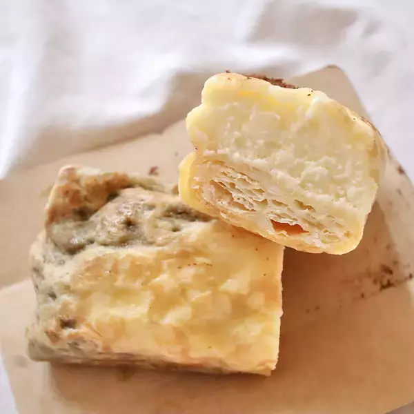 「＼ローソンスイーツを食レポ♪／ミルフィーユとクレープとティラミスがひとつに！？ローソンの欲張りすぎるミループ！」の画像