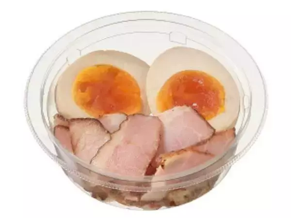 「今週新発売のおつまみまとめ！『ねぎ盛り炭火焼鳥』、『温めて食べる　海老ときのこのぺペロンチーノ風』など♪」の画像