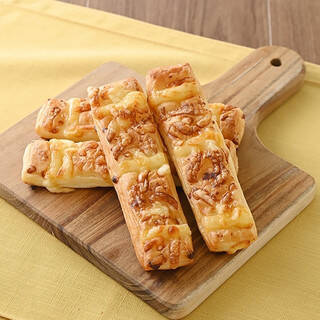 今週新発売のファミマパンまとめ！『白生フランスパン　ダブル焦がしキャラメル』、『白生コッペパン　りんご果肉入りカスタード』など♪