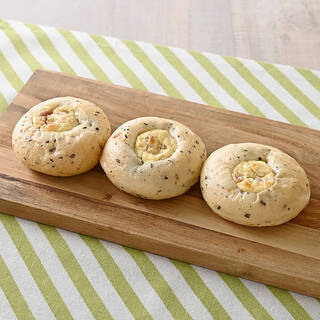 今週新発売のファミマパンまとめ！『ポムポムプリン　クリームパン　プリン味』、『トルティーヤ　ごろごろ厚切りベーコン＆チーズ』など♪