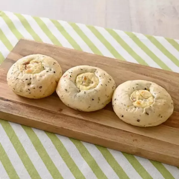 「今週新発売のファミマパンまとめ！『ポムポムプリン　クリームパン　プリン味』、『トルティーヤ　ごろごろ厚切りベーコン＆チーズ』など♪」の画像