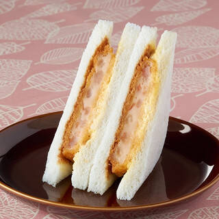 今週新発売のファミマパンまとめ！『ポムポムプリン　クリームパン　プリン味』、『トルティーヤ　ごろごろ厚切りベーコン＆チーズ』など♪