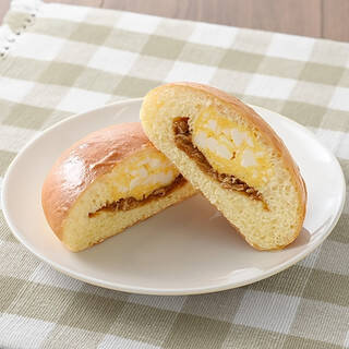 今週新発売のファミマパンまとめ！『ポムポムプリン　クリームパン　プリン味』、『トルティーヤ　ごろごろ厚切りベーコン＆チーズ』など♪