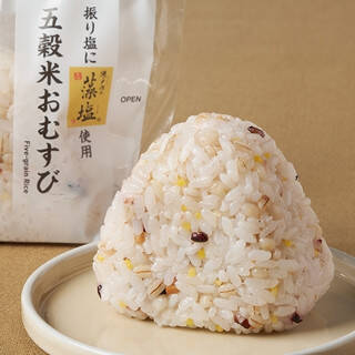 今週新発売のファミマおにぎりまとめ！『五穀米おむすび』、『鮭づくしおむすび』など♪