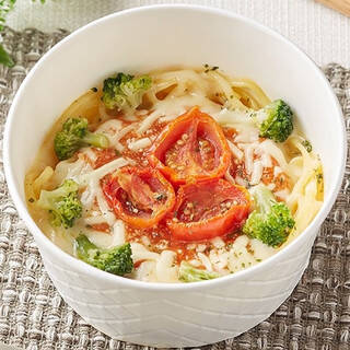 今週新発売のコンビニパスタまとめ！『トスカーナお墨付き！　生パスタミートソース』、『ＰＡＳＴＡ　ＫＩＴＣＨＥＮお墨付き！　生パスタカルボナーラ』など♪