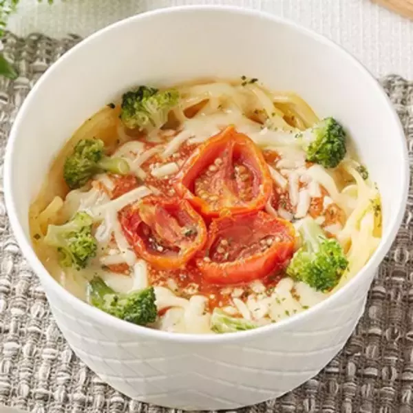 「今週新発売のコンビニパスタまとめ！『トスカーナお墨付き！　生パスタミートソース』、『ＰＡＳＴＡ　ＫＩＴＣＨＥＮお墨付き！　生パスタカルボナーラ』など♪」の画像