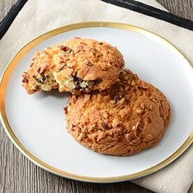 今週新発売のコンビニ焼菓子まとめ！『カラメルプリンワッフルコーン』、『チョコがけしっとりバウムクーヘン』など♪