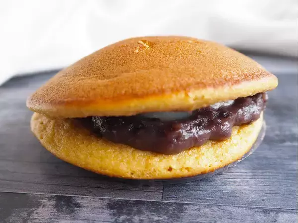 「＼ファミマスイーツを食レポ♪／お餅もちもちが詰まった和スイーツ♡『餅入り黒糖生どら』をレポート」の画像