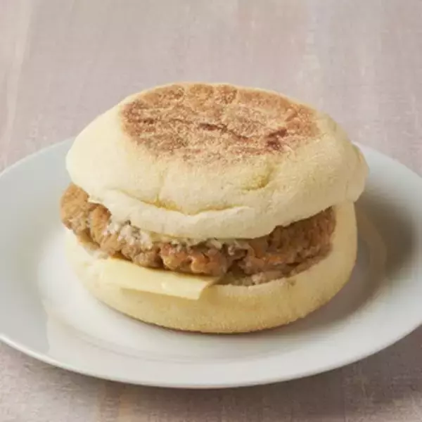 「今週新発売のファミマパンまとめ！『東京ばな奈　バナナかすたあどパンケーキ』、『チーズ塩パン　淡路島の藻塩使用』など♪」の画像