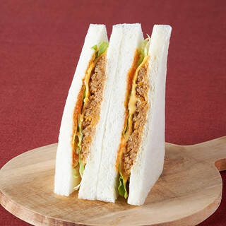 今週新発売のファミマパンまとめ！『東京ばな奈　バナナかすたあどパンケーキ』、『チーズ塩パン　淡路島の藻塩使用』など♪