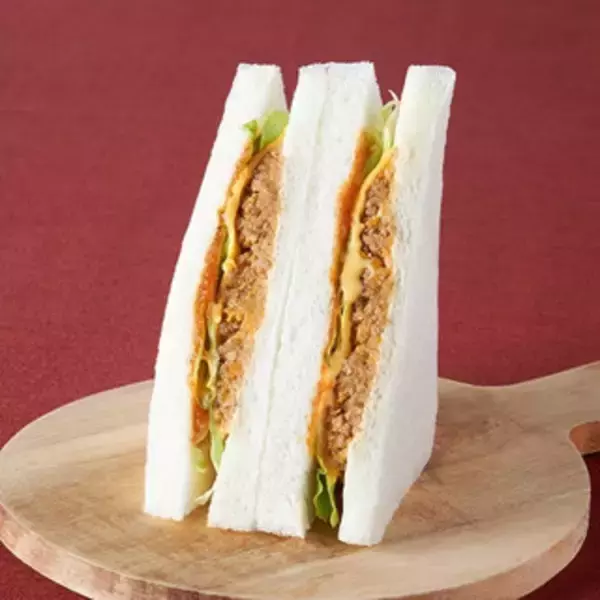 「今週新発売のファミマパンまとめ！『東京ばな奈　バナナかすたあどパンケーキ』、『チーズ塩パン　淡路島の藻塩使用』など♪」の画像