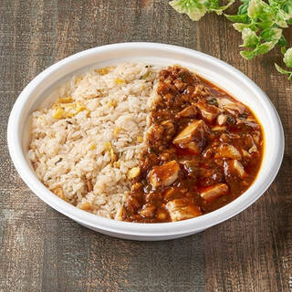 今週新発売のお弁当まとめ！『鬼辛カレー』、『ちいかわのハフハフすき焼き丼』など♪