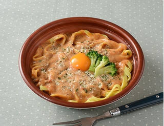 今週新発売のコンビニパスタまとめ！『ソースたっぷり生パスタ　ミートカルボナーラ』、『落合務シェフ監修　たまごとチーズのトマトパスタ』など♪