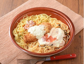 今週新発売のコンビニパスタまとめ！『ソースたっぷり生パスタ　ミートカルボナーラ』、『落合務シェフ監修　たまごとチーズのトマトパスタ』など♪