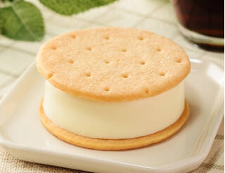 今週新発売のローソンまとめ！『塩豆大福仕立てのもち食感ロール』、『もっちりとしたバターもち　バタークリーム入り』など♪