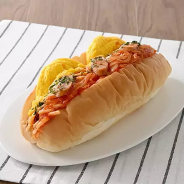 「今週新発売のファミマパンまとめ！『デニッシュメロンパン×クイニーアマン』、『アップルパイタルト×クイニーアマン』など♪」の画像