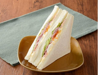 今週新発売のローソンパンまとめ！『４種フルーツのチーズクリームサンド』、『ブラックメロンパン』など♪