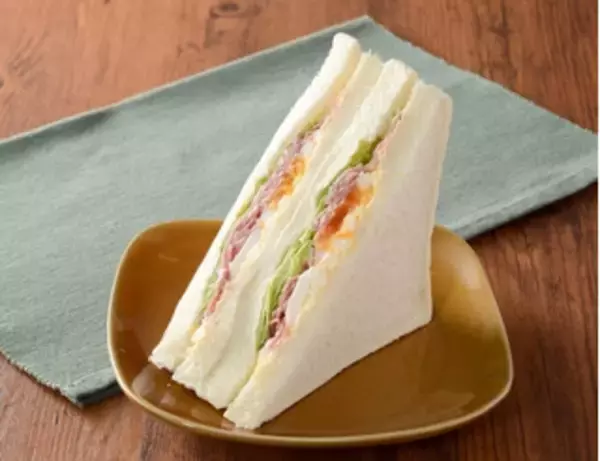 「今週新発売のローソンパンまとめ！『４種フルーツのチーズクリームサンド』、『ブラックメロンパン』など♪」の画像