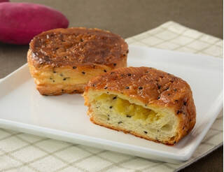 今週新発売のローソンパンまとめ！『４種フルーツのチーズクリームサンド』、『ブラックメロンパン』など♪