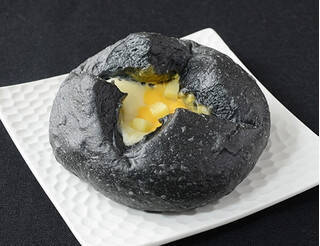 今週新発売のローソンパンまとめ！『４種フルーツのチーズクリームサンド』、『ブラックメロンパン』など♪