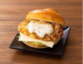 今週新発売のローソンパンまとめ！『４種フルーツのチーズクリームサンド』、『ブラックメロンパン』など♪