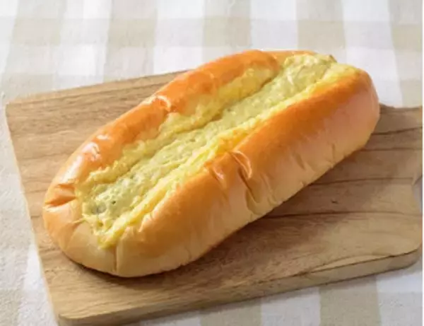 「今週新発売のローソンパンまとめ！『４種フルーツのチーズクリームサンド』、『ブラックメロンパン』など♪」の画像