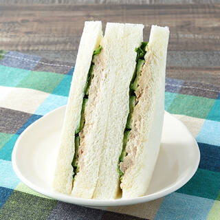 今週新発売のファミマパンまとめ！『ベイクドショコラ』、『ペッパー唐揚げバーガー』など♪