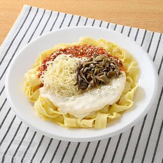 今週新発売のコンビニパスタまとめ！『バジル香る！クワトロチーズラザニア』、『生パスタ　青森県産にんにくのトマトパスタ』など♪