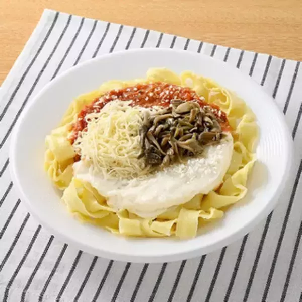 「今週新発売のコンビニパスタまとめ！『バジル香る！クワトロチーズラザニア』、『生パスタ　青森県産にんにくのトマトパスタ』など♪」の画像