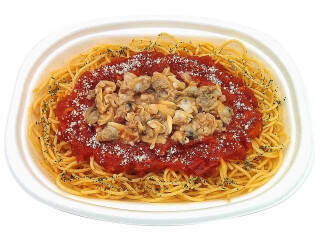今週新発売のコンビニパスタまとめ！『チキンと野菜の冷製パスタ』、『スパイス香るカレーパスタ　ハンバーグのせ』など♪