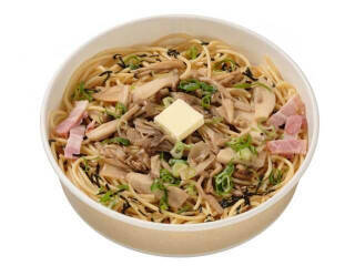 今週新発売のコンビニパスタまとめ！『きのこの和風パスタ　大盛』、『ヤミ闇やみつき　イカ墨パスタ』など♪