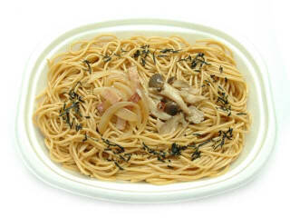 今週新発売のコンビニパスタまとめ！『きのこの和風パスタ　大盛』、『ヤミ闇やみつき　イカ墨パスタ』など♪